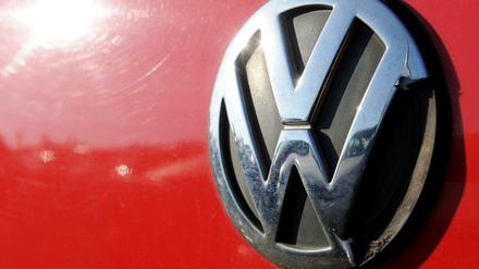 Ein beschädigtes VW-Emblem befindet sich am 04.11.2015 auf dem Gelände einer Autoverwertung in Achim (Niedersachsen) auf der Heckhaube eines alten Golfs. 