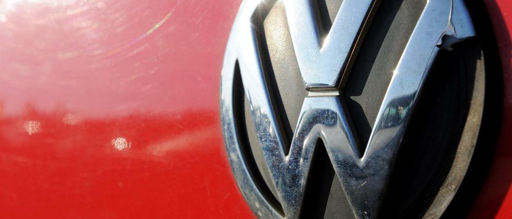 Ein beschädigtes VW-Emblem befindet sich am 04.11.2015 auf dem Gelände einer Autoverwertung in Achim (Niedersachsen) auf der Heckhaube eines alten Golfs. 