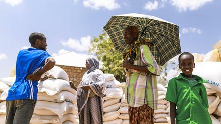 Bewohner eines Dorfes in der Somali Region in Äthiopien mit Lebensmittelspenden 