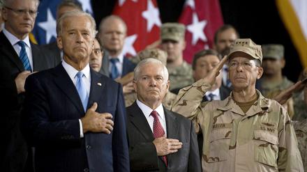 US-Vizepräsident Jo Biden, Verteidigungsminister Robert Gates und US-Oberbefehlshaber Admiral Mike Mullen beim Festakt zur Beendigung des Irakkrieges in Bagdad.