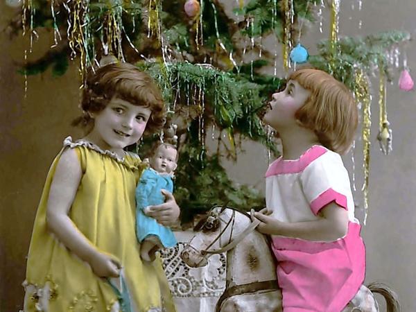 Vom Schmuckstück zum Gefährten. Immerhin durfte die kleine Puppe 1905 im Arm mit Weihnachten feiern. 