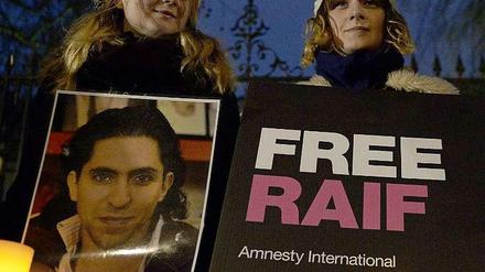 Gegen die öffentliche Folter des saudischen Bloggers Raif Badawi durch Stockschläge protestieren Menschen vor der Botschaft von Saudi-Arabien in London im Januar 