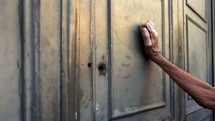 Kein Geld, keine Zukunft: Ein griechischer Rentner lehnt an der Tür einer geschlossenen Bank. 