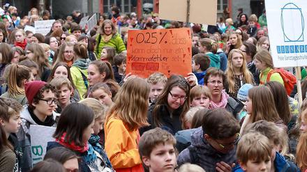 Schüler aus Schulen in freier Trägerschaft protestieren auf dem Marktplatz im thüringischen Jena gegen die Ungleichbehandlung gegenüber staatlichen Schulen. Dabei geht es insbesondere um die Einhaltung der Zusagen im Koalitionsvertrag der Thüringer Landesregierung. 