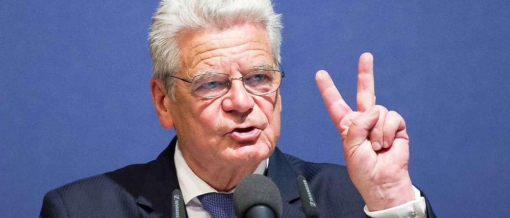 Joachim Gauck zweifelt am Betreuungsgeld und an der Diätenerhöhung. Die Gesetze stoppen tut er nicht. 
