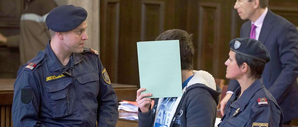 Verurteilt. Ein 14-Jähriger, der im Gerichtssaal sein Gesicht vor den Kameras verdeckt, wurde in St. Poelten wegen Unterstützung des IS verurteilt. 