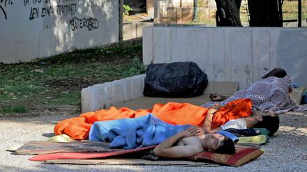 Folgen des Spardiktats? Obdachlose Griechen übernachten in einem Park von Athen.