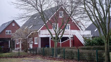Das leerstehende Doppelhaus in Escheburg (Schleswig-Holstein), das als Unterkunft für Asylbewerber genutzt werden sollte und auf das ein Brandanschlag verübt wurde.