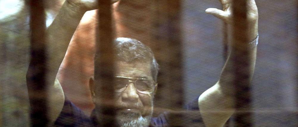 Ex-Präsident Mursi im Gerichtssaal nach dem Urteilsspruch. 