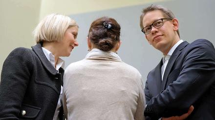 Die Angeklagte Beate Zschäpe (Mitte) im Gerichtssaal des Oberlandesgerichts in München zwischen ihren Anwälten Anja Sturm und Wolfgang Heer. 