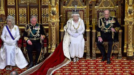 Das Zeremoniell. Die britische Königin Elizabeth II. sitzt im House of Lords auf dem Thron, daneben ihr Gatte Prinz Philip. Auch Prinz Charles und seine Frau Camilla sind anwesend. 