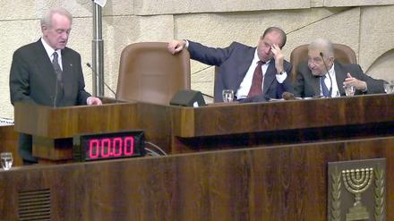 Als erster deutscher Politiker sprach der damalige Bundespräsident Johannes Rau am 16. Februar 2000 vor dem israelischen Parlament, der Knesset. Rechts außen ist Israels Präsident Ezer Weizmann zu sehen, links neben ihm Parlamentssprecher Avraham Burg.