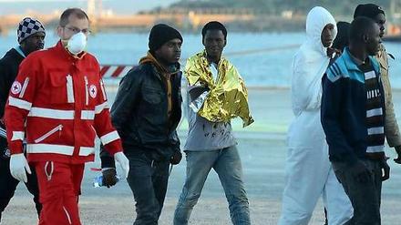 Gerettet. Flüchtlinge aus Afrika werden vom italienischen Roten Kreuz betreut. 