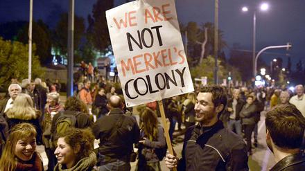 "Wir sind nicht Merkels Kolonie" - Die Bundeskanzlerin ist nach Auffassung vieler Griechen die treibende Kraft hinter der harten Haltung der EU gegenüber Griechenland.