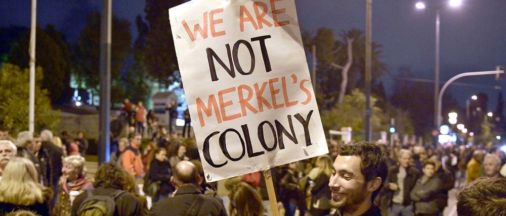 "Wir sind nicht Merkels Kolonie" - Die Bundeskanzlerin ist nach Auffassung vieler Griechen die treibende Kraft hinter der harten Haltung der EU gegenüber Griechenland.