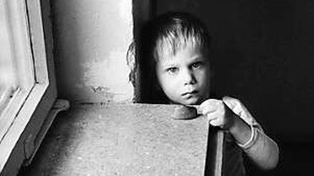 Beklemmende Erinnerungen. Das Foto zeigt einen Jungen 1966 in einem Kinderheim in Bayern. Es handelt sich dabei nicht um den im Text erwähnten Fall. 