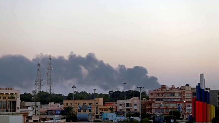 Rauchwolken über Benghasi. 
