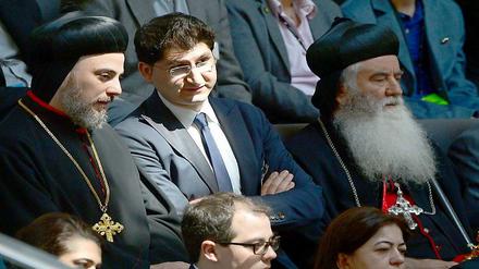 Auf der Besuchertribüne des Bundestages verfolgte auch der Erzbischof der syrisch-orthodoxen Kirche, Mor Philoxenus Mattias Nayis (links), die Debatte.  