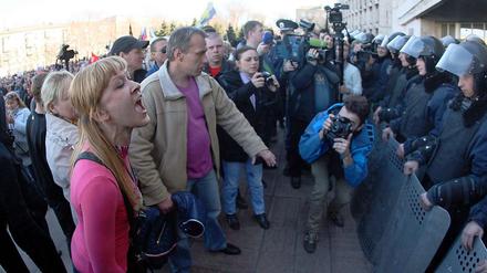 Pro-russische Demonstration vor dem regionalen Verwaltungsgebäude im ostukrainischen Donezk. 
