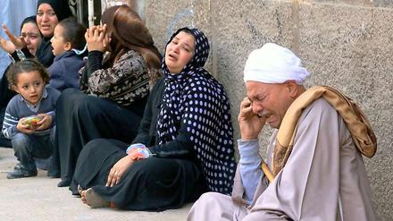 Angehörige von verurteilten Anhängern der Muslimbrüder, die vor dem Gerichtsgebäude in Minia ausharren, sind schockiert über die Entscheidung. 