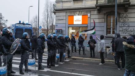Aktivisten demonstrierten am vergangenen Wochenende in Mailand gegen die rechtsextreme Partei "Forza Nuova". 