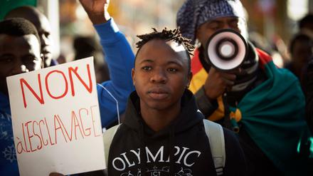 "Nein zur Sklaverei". In Toulouse gingen nach den Berichten über Menschenverkauf in Libyen junge Franzosen zum Protest auf die Straße
