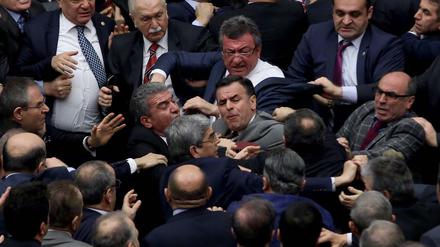 Schlägerei im türkischen Parlament am Rande der Debatten über die geplante Verfassungsreform.  