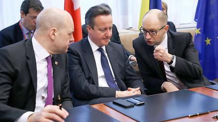 Der ukrainische Regierungschef Arseni Jazenjuk (rechts) auf dem EU-Gipfel in Brüssel.