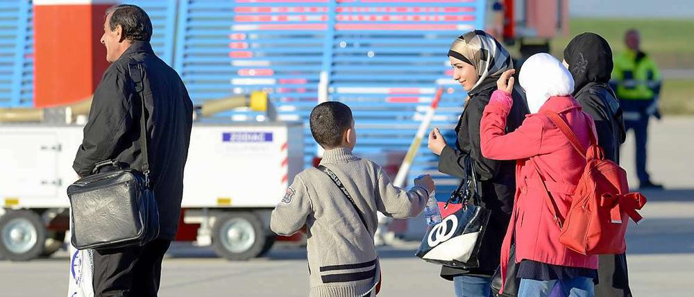 Ankunft auf sicherem Boden. Syrische Bürgerkriegsflüchtlinge auf dem Flughafen Kassel-Calden