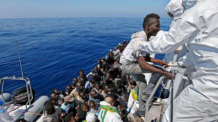 Rettung von Flüchtlingen durch italienische Einsatzkräfte am Donnerstag im Mittelmeer.