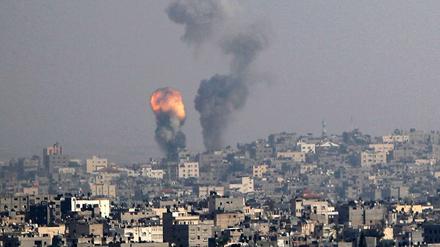 Rauchsäulen in Gaza-Stadt nach einem israelischen Luftangriff. 