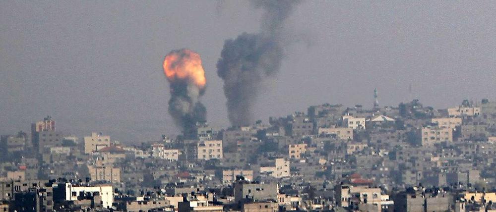 Rauchsäulen in Gaza-Stadt nach einem israelischen Luftangriff. 