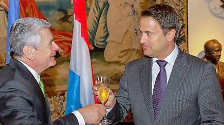 Luxemburgs Premier Xavier Bettel (rechts, hier beim Besuch von Bundespräsident Joachim Gauck am vergangenen Dienstag im luxemburgischen Vianden) hält die Praktiken seines Landes in Sachen Steuern für legal. Luxemburg sei keine Steueroaser.