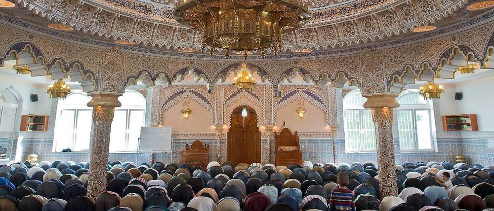 Die Zahl der Muslime wird von den meisten Menschen in Deutschland überschätzt. Blick in die Abubakr-Moschee in Frankfurt am Main.