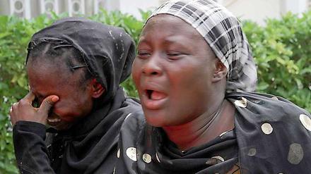 Angehörige der entführten Schülerinnen protestieren in der nordöstlichen Stadt Maiduguri gegen die Untätigkeit der nigerianischen Regierung. 