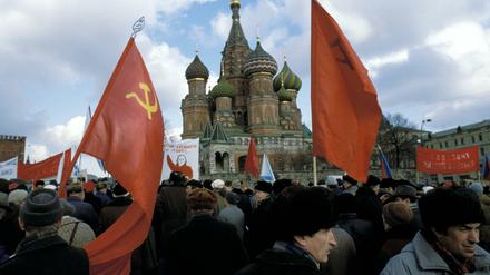 Auch nach der Auflösung der Sowjetunion hielten ihr viele Russen die Treue, wie hier bei einem Protest auf dem Roten Platz 1993. 