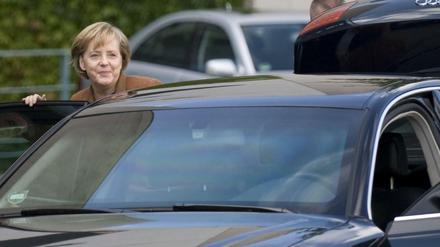 Kanzlerin Angela Merkel steigt vor dem Bundeskanzleramt in ein Auto.
