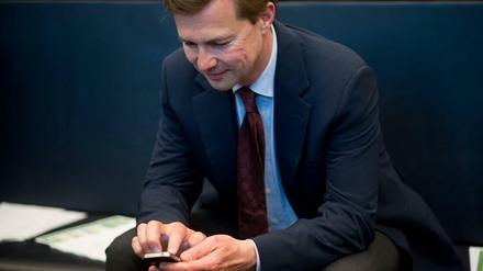 Regierungssprecher Steffen Seibert mit Handy. Er ist auf Twitter unterwegs, zeigt sich aber auch für seinen Dienstherrn bei Facebook.