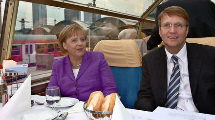 Zwei in einer Bahn. Kanzlerin Angela Merkel und der damalige CDU-Generalsekretär Ronald Pofalla 2009 in einem Panoramawagen des Rheingoldexpress in Frankfurt am Main. 