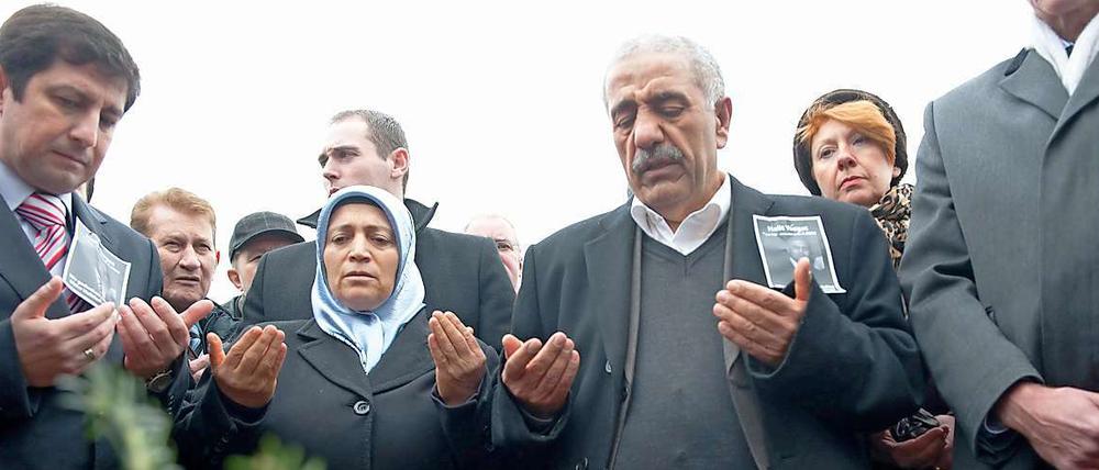 Angehörige des im April 2006 von der Neonazi-Terrorgruppe ermordeten Halit Yozgat bei einer Trauerfeier am 6. April dieses Jahres in Kassel.