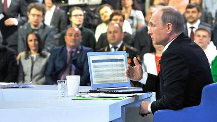 Russlands Präsident Wladimir Putin während seiner jährlichen Bürgerfragestunde im russischen Fernsehen.