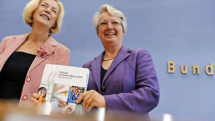 Johanna Wanka (links) folgt Annette Schavan als Bundesbildungsministerin. Auf diesem Foto stellen beide im Jahr 2010 einen Bildungsbericht vor. 