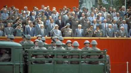 Mielke wusste alles über sie: Die SED- und Staatsführung bei der Militärparade 1986 in Ostberlin zum 25. Jahrestag des Mauerbaus.