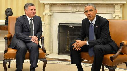 US-Präsident Barack Obama mit dem jordanischen König Abdullah II bei einem Gespräch in Washington am Dienstag. Am gleichen Tag war bekannt geworden, dass IS-Milizen den jordanischen Piloten Muas al Kasasba bestialisch ermordet hatten. Abdullah trat daraufhin vorzeitig die Heimreise an.