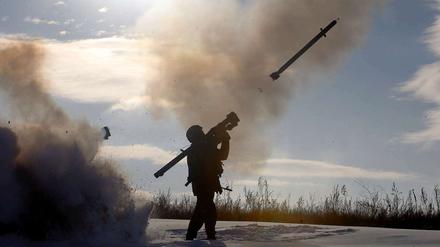 Bei einer Übung: Ein Soldat der ukrainischen Armee feuert eine Luftabwehrrakete ab. 