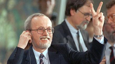 Sieg. Der Spitzenkandidat der "Allianz für Deutschland", Lothar de Maiziére, nach der Verkündung des Wahlergebnisses am 18. März 1990.