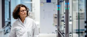 Özlem Türeci, medizinische Geschäftsführerin des Biotechnologie-Unternehmens Biontech, läuft durch ein Labor des Unternehmens. 