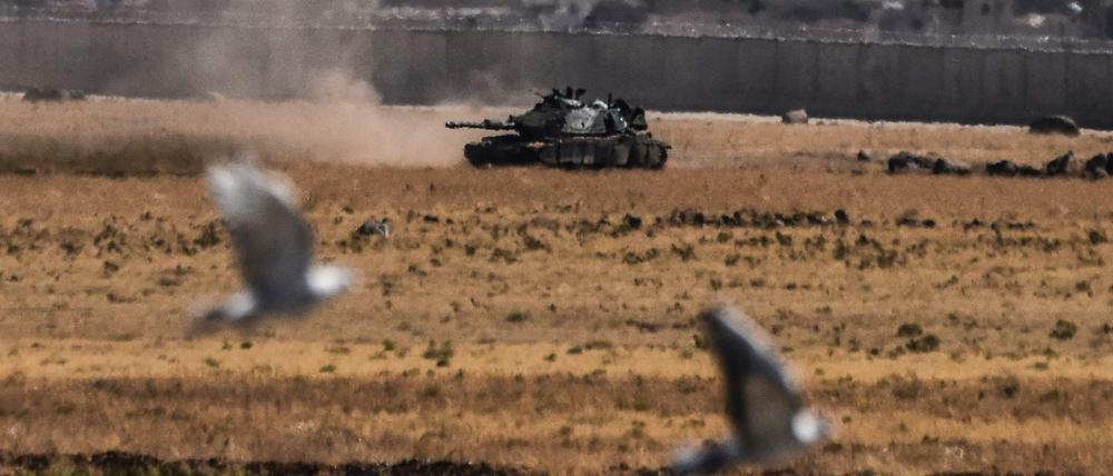Ein türkischer Panzer kehrt nahe der Stadt Elbeyli von seinem Einsatz gegen den IS in der südlichen Grenzregion von Kilis zurück. 