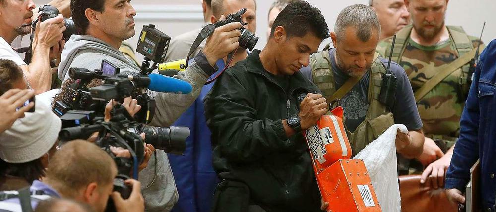 Prorussische Separatisten übergeben die Black Box von Flug MH17 an Experten aus Malaysia. Jetzt soll sie in London untersucht werden.