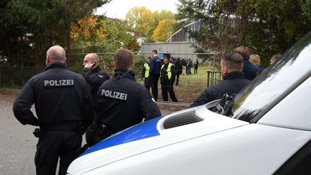Polizeieinsatz vor geplanter Flüchtlingsunterkunft in Dresden-Übigau. Immer wieder kommt es in Sachsen zu Konflikten um Flüchtlinge. 
